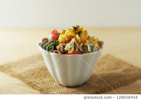 豐盛的通心粉沙拉 豐盛的通心粉沙拉 126656458