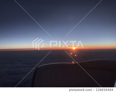 日落飛行 |從飛機窗口看到的漸變天空 |戲劇性的天空之旅 日落飛行 |從飛機窗口看到的漸變天空 |戲劇性的天空之旅 126656484