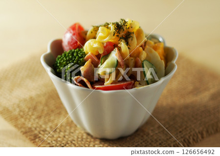 豐盛的通心粉沙拉 126656492