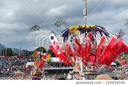 節日神轎頂上懸掛著許多旗幟 126656540