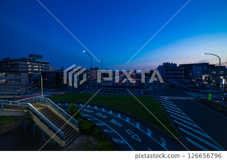 日落前埼玉藤見野所澤線的交通[城市圖像] 126656796