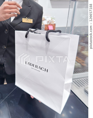hand of businessman holding a paper bag in the boutique 126657188