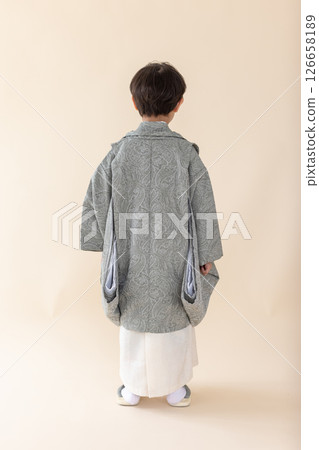 穿著和服的 5 歲男孩 穿著和服的 5 歲男孩 126658189