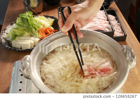 正在烹調的五花肉涮鍋 126658267