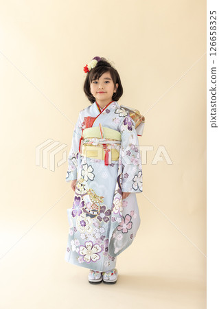 七、五三歲穿和服的可愛女孩 七、五三歲穿和服的可愛女孩 126658325