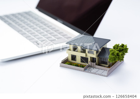 房子模型和個人電腦 126658404