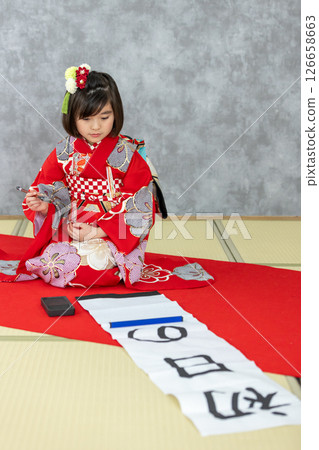 身穿和服練習書法的女孩 身穿和服練習書法的女孩 126658663