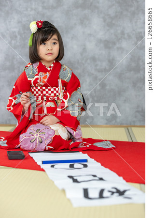 身穿和服練習書法的女孩 身穿和服練習書法的女孩 126658665