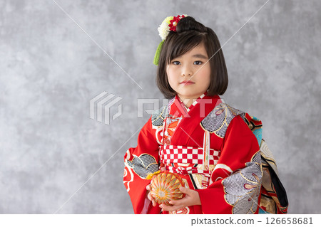 Cute girl in kimono for Shichigosan 7 years old 126658681