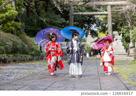 Cute girls and boys in Shichigosan kimonos 126658917