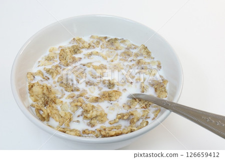 cornflakes in milk, healthy food 126659412