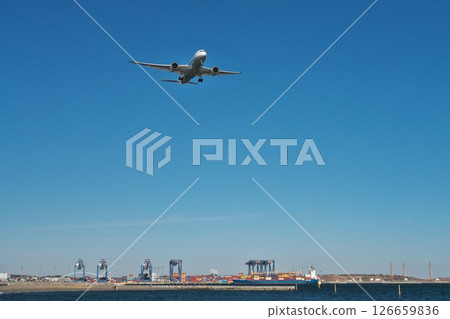 晴朗的冬日，從城南島海濱公園望去，一架飛往羽田機場的客機在藍天的襯托下格外醒目。 126659836