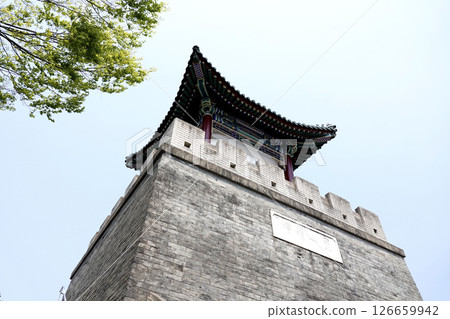 Tottori Prefecture Roadside Station Enchoen and the Chinese Garden are connected by the Great Wall-like Jinshanling Bridge (pedestrian bridge) elevator tower 126659942