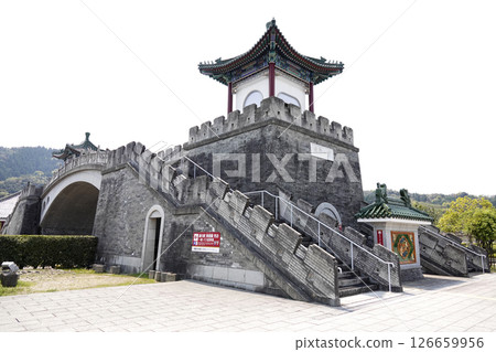鳥取縣道之站延町園與中華花園之間,由形似長城的金山嶺橋(步行橋)連接。 鳥取縣道之站延町園與中華花園之間,由形似長城的金山嶺橋(步行橋)連接。 126659956