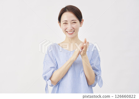 中年婦女拍手白色背景 126660822