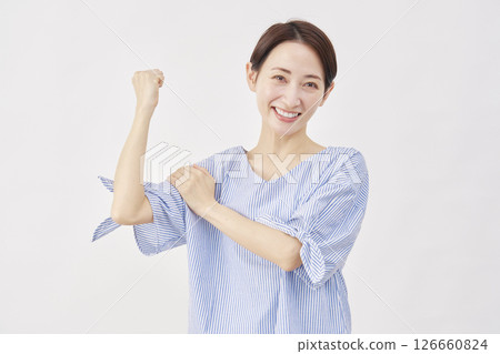 女人，中年，二頭肌姿勢，白色背景 126660824