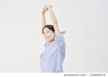 中年婦女伸展白色背景 126660834