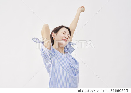 中年婦女伸展白色背景 126660835