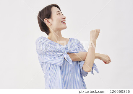 中年婦女，伸展雙臂，白色背景 126660836