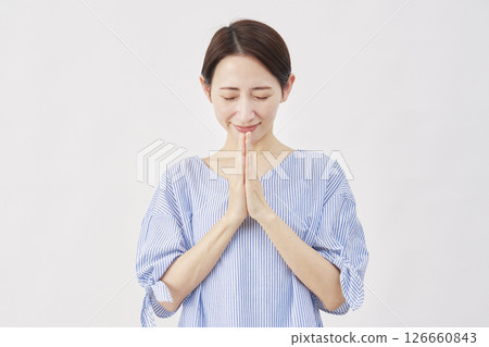中年婦女，祈禱，雙手合十，白色背景 126660843