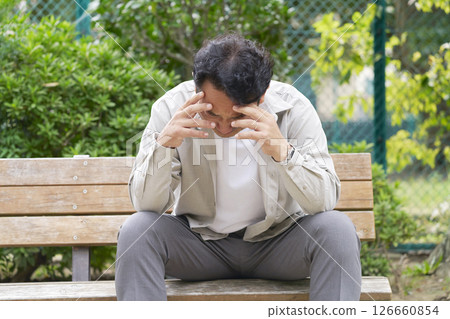 公園裡抱著頭的中年男子 126660854
