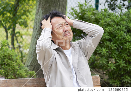 公園裡抱著頭的中年男子 126660855