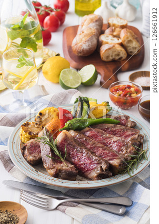 和牛牛肉沙朗牛排 126661912