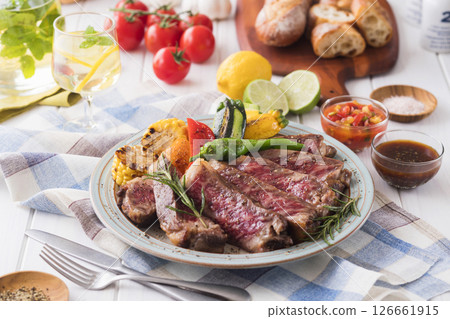 和牛牛肉沙朗牛排 126661915