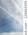 一條尾跡在晴朗的天空中蔓延 126662095