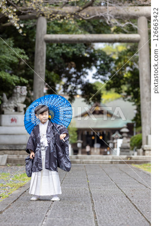 穿著和服的 5 歲男孩 穿著和服的 5 歲男孩 126663422