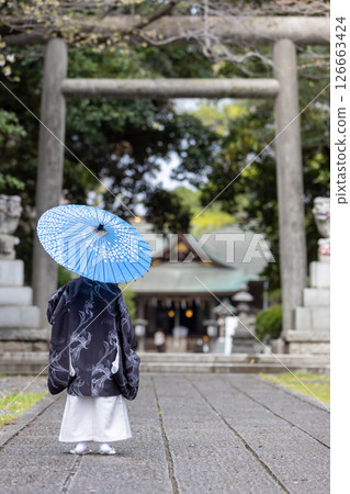 Boy wearing a kimono for Shichigosan, 5 years old 126663424