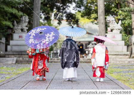 穿著七五三和服的可愛女孩和男孩 穿著七五三和服的可愛女孩和男孩 126663669