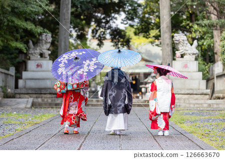 Cute girls and boys in Shichigosan kimonos Cute girls and boys in Shichigosan kimonos 126663670