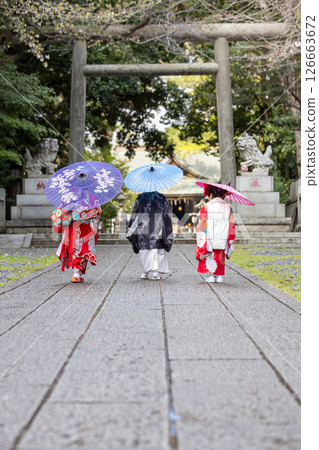 穿著七五三和服的可愛女孩和男孩 126663672