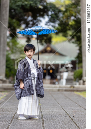 Boy wearing a kimono for Shichigosan, 5 years old 126663987