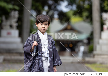 穿著和服的 5 歲男孩 穿著和服的 5 歲男孩 126663993