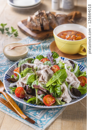 嫩葉豬肉沙拉 126664018