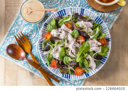 Baby leaf pork salad 126664020