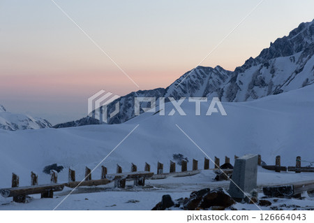 從延魔台眺望，劍山、白雪皚皚的立山以及黎明前的金星線 126664043