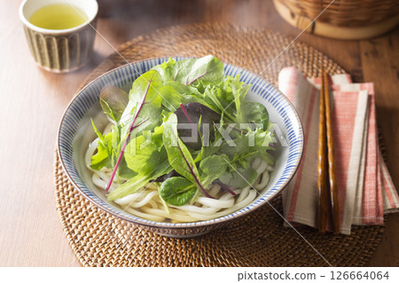 日式烏龍麵，嫩葉豐富 126664064