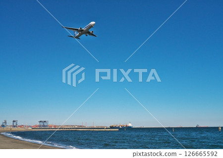 一架全日空中巴士在晴朗的冬天穿過城南島海濱公園，飛往羽田機場 126665592