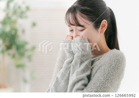 女人用袖子遮住臉 126665992