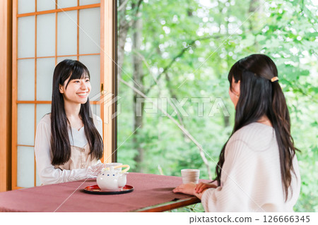 一位年輕的亞洲女性前往旅館/溫泉旅館進行女孩之旅（旅行、日式房間、陽台） 126666345