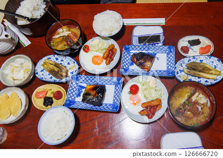 在南伊豆的一家賓館享用美味的早餐，包括紅鯛魚味噌湯。 Hirizohama Nakagi 南伊豆鎮 伊豆半島 靜岡縣 2024 126666720
