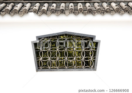 Enchoen Garden, Tottori Prefecture: Windows and tiles with a pattern made up of curved lines on the wall 126666908