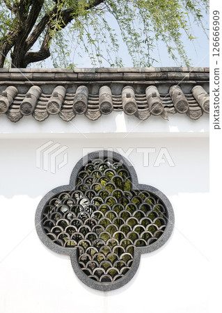 鳥取縣延兆園的柳樹下,牆上繪有曲線圖案的窗磚和牆磚 鳥取縣延兆園的柳樹下,牆上繪有曲線圖案的窗磚和牆磚 126666909