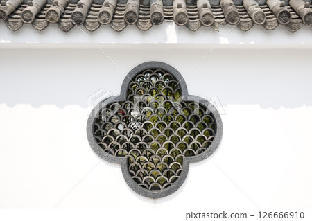 Enchoen Garden, Tottori Prefecture: Windows and tiles with a pattern made up of curved lines on the wall Enchoen Garden, Tottori Prefecture: Windows and tiles with a pattern made up of curved lines on the wall 126666910