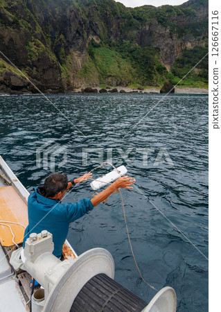 使用刺網捕捉龍蝦。漁網在傍晚布下，隔天清晨收起。伊豆半島加茂區南伊豆町中木埼三海水浴場 2024 126667116