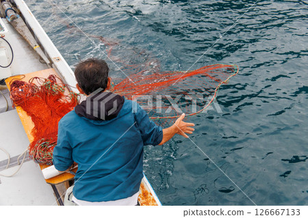 使用刺網捕捉龍蝦。漁網在傍晚布下，隔天清晨收起。伊豆半島加茂區南伊豆町中木埼三海水浴場 2024 126667133