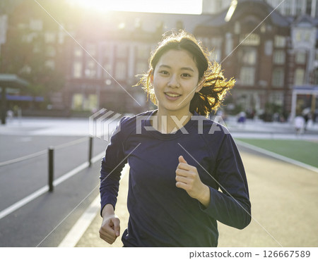 微笑的年輕女子慢跑| 免版稅照片城市與健康的融合 126667589